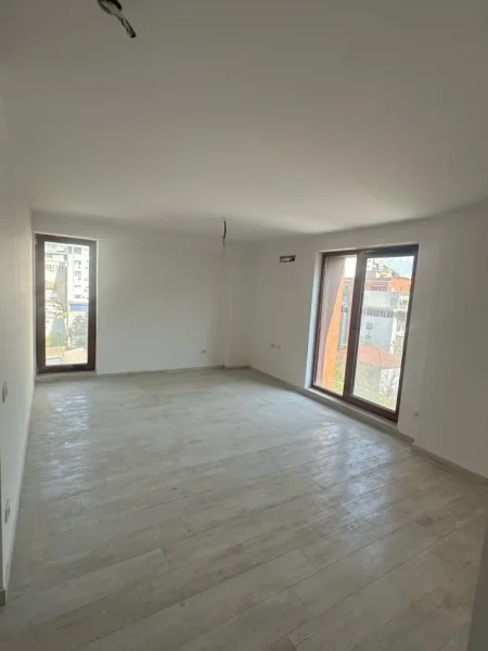 Tirane, jepet me qera ambjent biznesi Kati 5, 125 m² 2.400 € (rruga e kavajes)