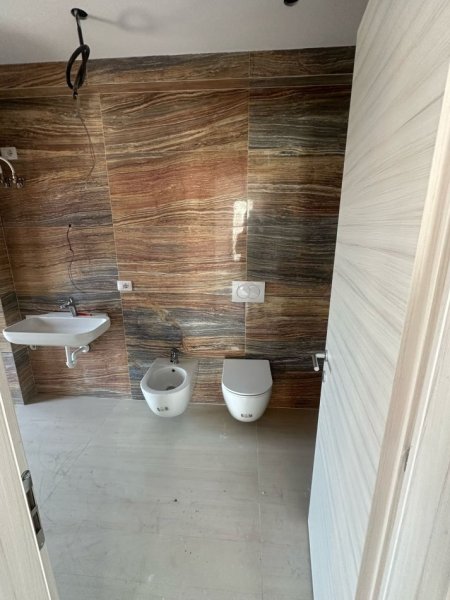 Tirane, jepet me qera ambjent biznesi Kati 5, 125 m² 2.400 € (rruga e kavajes)
