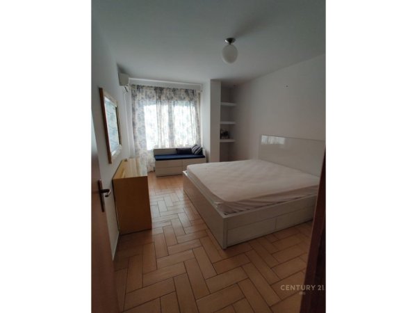 Tirane, jepet me qera apartament 2+1+Ballkon , 116 m² 1.000 € (IRG112221)