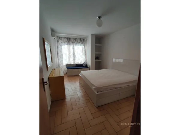 Tirane, jepet me qera apartament 2+1+Ballkon , 116 m² 1.000 € (IRG112221)