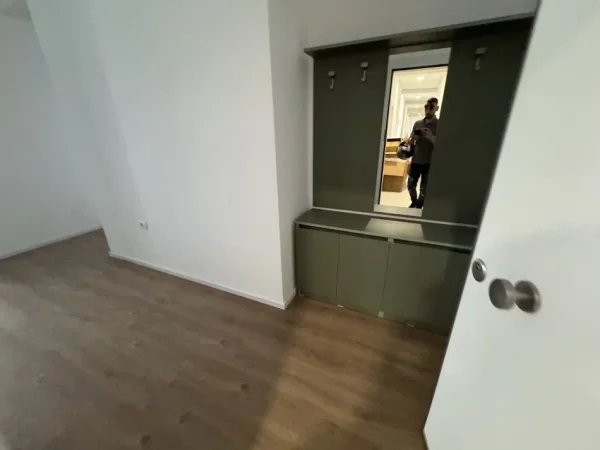 Tirane, jepet me qera apartament 2+1 Kati 5, 100 m² 550 € (Ali demi)