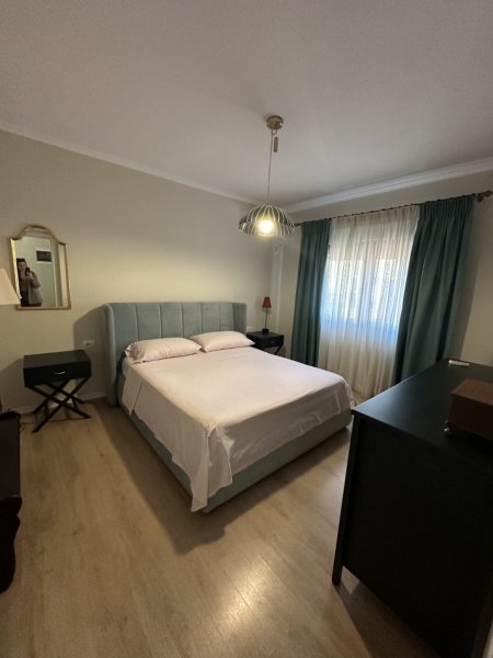 Tirane, jepet me qera apartament 2+1, kati i 4, 65 m² 650euroSheshi Wilson ,Blloku)