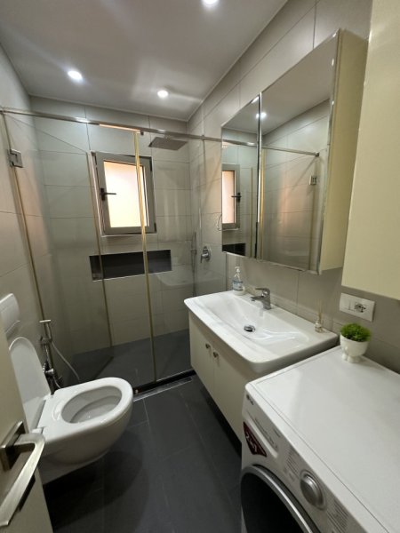 Tirane, jepet me qera apartament 2+1, kati i 4, 65 m² 650euroSheshi Wilson ,Blloku)