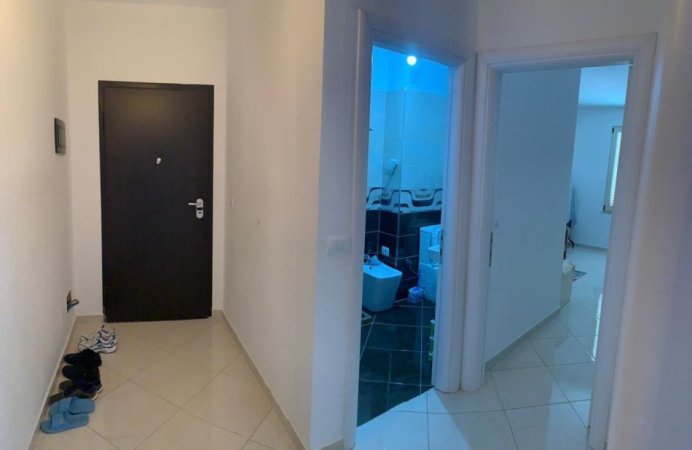 Tirane, shitet apartament 1+1+Ballkon Kati 3, 84 m² 109.500 € (Prane Amerikan 3)