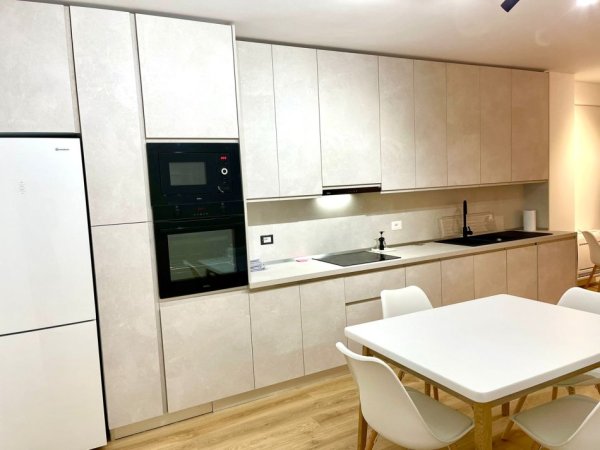 Tirane, jepet me qera apartament 2+1+Ballkon Kati 1, 140 m² 800 € (Rruga kosovareve)