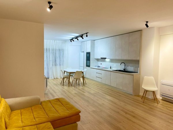 Tirane, jepet me qera apartament 2+1+Ballkon Kati 1, 140 m² 800 € (Rruga kosovareve)