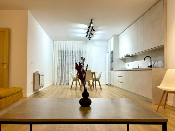 Tirane, jepet me qera apartament 2+1+Ballkon Kati 1, 140 m² 800 € (Rruga kosovareve)