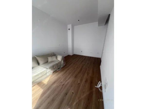 Tirane, jepet me qera apartament 1+1 Kati 5, 52 m² 400 € (Ali Demi)