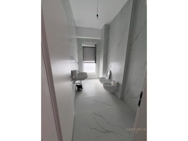Tirane, jepet me qera apartament 1+1 Kati 5, 52 m² 400 € (Ali Demi)