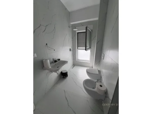 Tirane, jepet me qera apartament 1+1 Kati 5, 52 m² 400 € (Ali Demi)