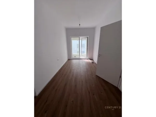 Tirane, jepet me qera apartament 1+1 Kati 5, 52 m² 400 € (Ali Demi)