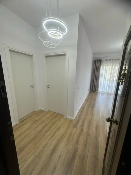 Tirane, shitet apartament 1+1 Kati 4, 65 m² 92.000 € (YZBERISHT)