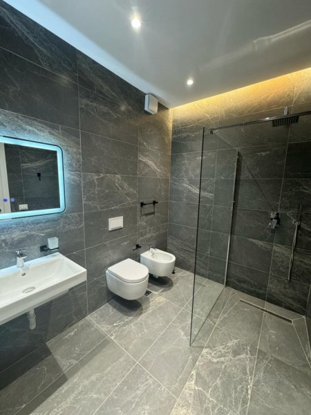 Tirane, jepet me qera apartament 2+1 , 90 m² 1.300 € (Delijorgji)