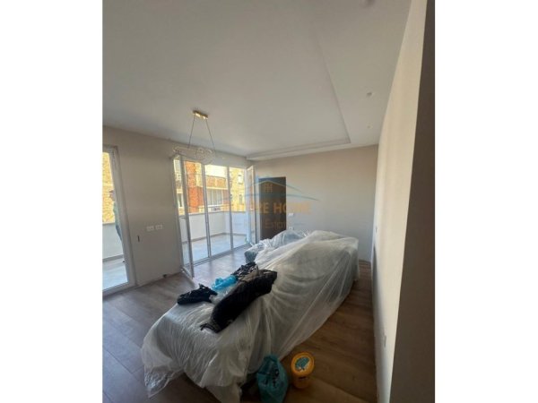 Tirane, jepet me qera apartament 2+1+Ballkon Kati 3, 80 m² 900 € (Rruga e BARRIKADAVE)