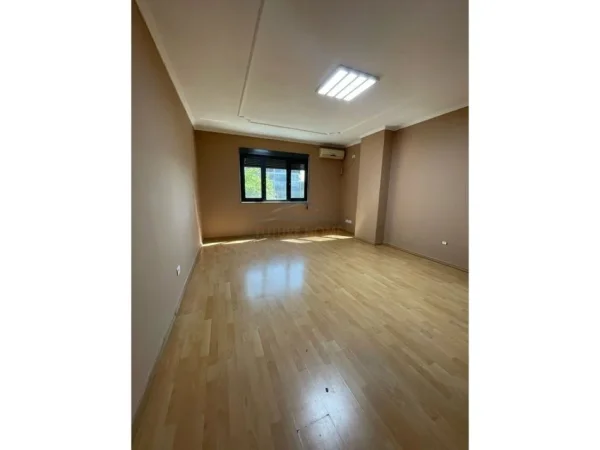 Tirane, jepet me qera ambjent biznesi Kati 0, 153 m² 1.100 € (Qender)