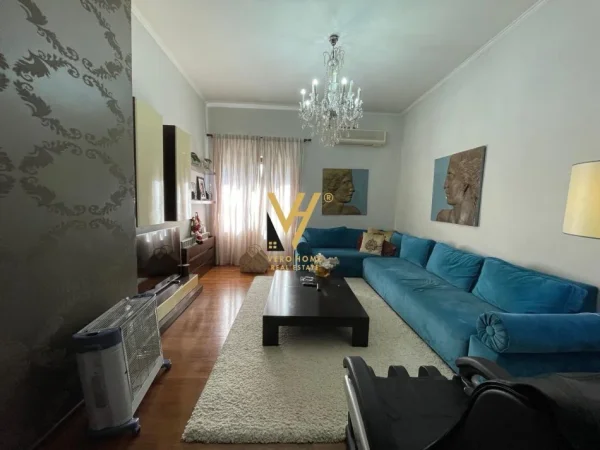 Tirane, jepet me qera apartament 2+1+Ballkon Kati 3, 110 m² 1.500 € (QENDER)
