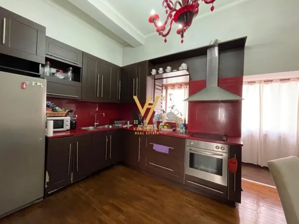 Tirane, jepet me qera apartament 2+1+Ballkon Kati 3, 110 m² 1.500 € (QENDER)