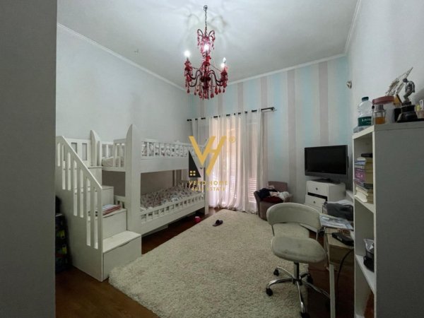 Tirane, jepet me qera apartament 2+1+Ballkon Kati 3, 110 m² 1.500 € (QENDER)