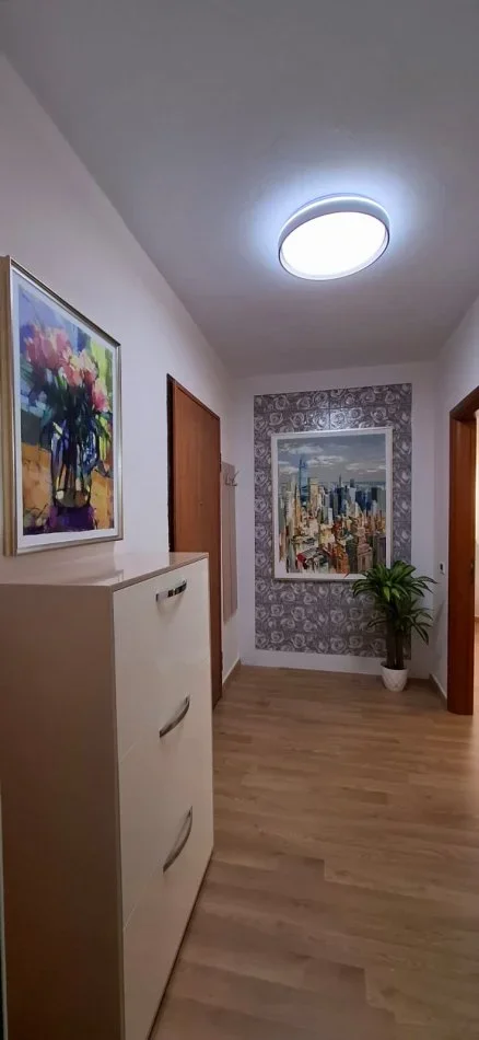 Tirane, jepet me qera apartament 1+1 Kati 3, 77 m² 600 € (Kopshti botanik)
