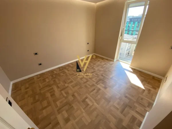 Tirane, jepet me qera zyre Kati 7, 110 m² 1.800 € (AMBASADOR 1)