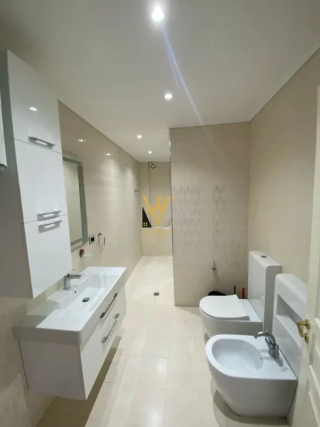 Tirane, jepet me qera zyre Kati 7, 110 m² 1.800 € (AMBASADOR 1)