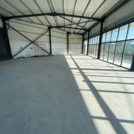 Tirane, jepet me qera ambjent biznesi Kati 0, 400 m² 2.000 € (Kamez)