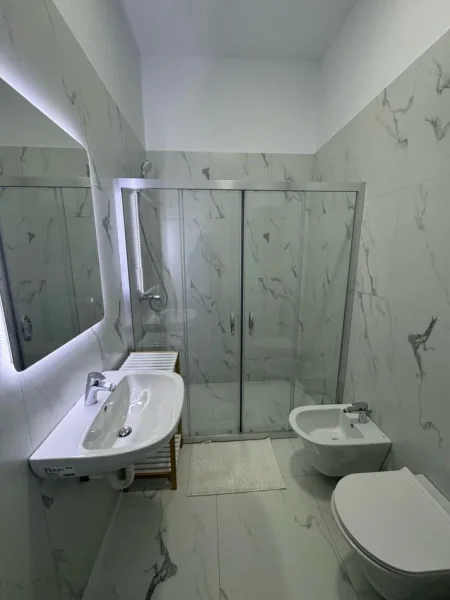 Tirane, jepet me qera apartament 1+1 , 73 m² 700 € (Delijorgji)
