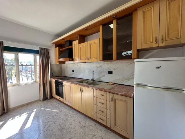 Tirane, jepet me qera apartament duplex 2+1 , 130 m² 600 € (Stadiumi Dinamo)