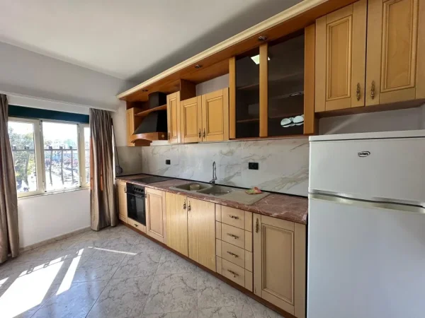 Tirane, jepet me qera apartament duplex 2+1 , 130 m² 600 € (Stadiumi Dinamo)