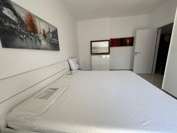 Tirane, jepet me qera apartament duplex 2+1 , 130 m² 600 € (Stadiumi Dinamo)