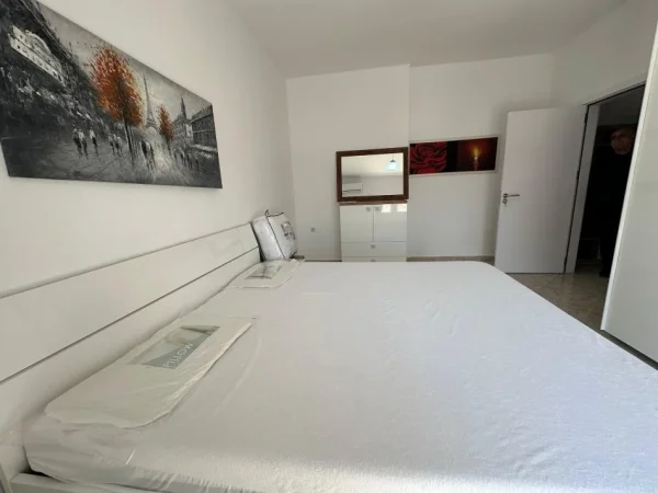 Tirane, jepet me qera apartament duplex 2+1 , 130 m² 600 € (Stadiumi Dinamo)