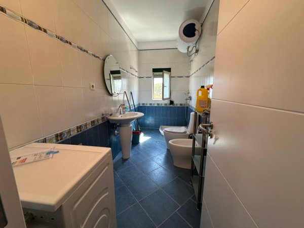Tirane, jepet me qera apartament duplex 2+1 , 130 m² 600 € (Stadiumi Dinamo)