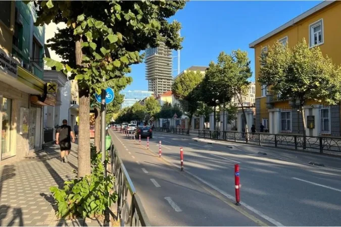 Tirane, jepet me qera ambjent biznesi Kati 0, 50 m² 700 € (Rruga Fortuzi)