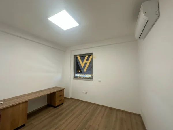Tirane, jepet me qera zyre Kati 7, 150 m² 2.500 € (RRUGA E DURRESIT)