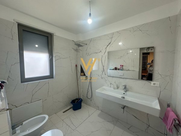 Tirane, jepet me qera zyre Kati 7, 150 m² 2.500 € (RRUGA E DURRESIT)