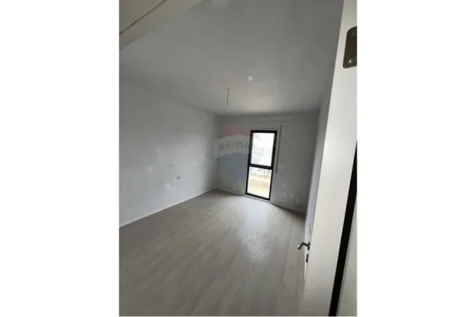 Tirane, jepet me qera ambjent biznesi , 100 m² 500 € (Sadik Petrela)