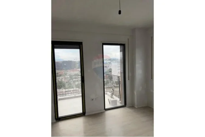 Tirane, jepet me qera ambjent biznesi , 100 m² 500 € (Sadik Petrela)