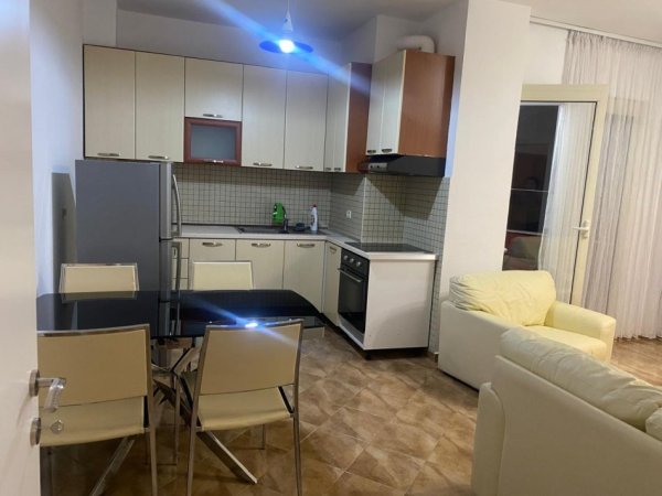 Tirane, jepet me qera apartament 1+1+Aneks+Ballkon Kati 4, 75 m² 500 € (brryli)
