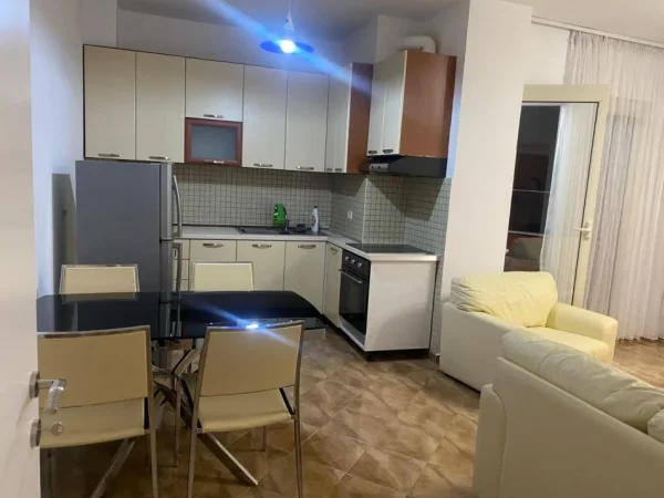 Tirane, jepet me qera apartament 1+1+Aneks+Ballkon Kati 4, 75 m² 500 € (brryli)