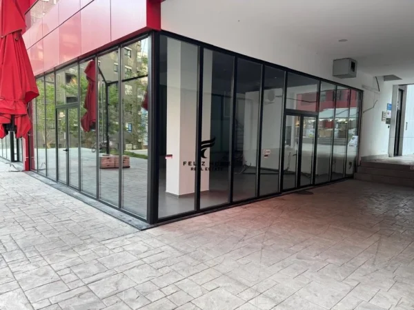 Tirane, jepet me qera dyqan Kati 0, 85 m² 1.700 € (FARMACIA 10)