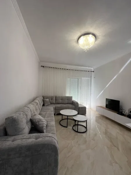 Tirane, jepet me qera apartament 1+1+Aneks+Ballkon Kati 4, 66 m² 400 € (fresk)