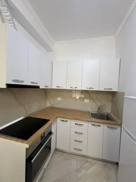 Tirane, jepet me qera apartament 1+1+Aneks+Ballkon Kati 4, 66 m² 400 € (fresk)