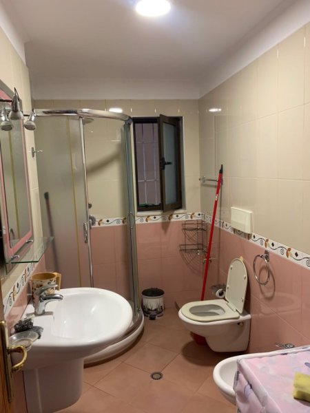 Tirane, jepet me qera apartament 2+1+Aneks+Ballkon Kati 2, 90 m² 400 € (Xhamllik , sheshi shtraus ne rruge kryesore)