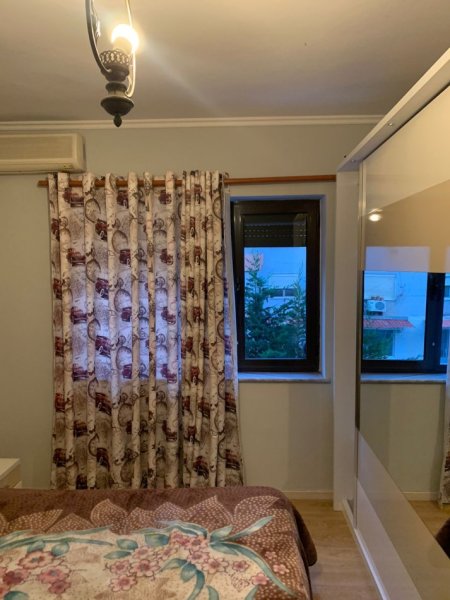 Tirane, jepet me qera apartament 2+1+Aneks+Ballkon Kati 2, 90 m² 400 € (Xhamllik , sheshi shtraus ne rruge kryesore)