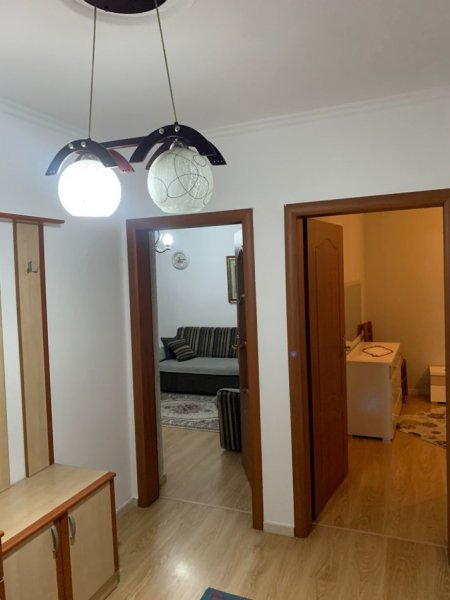 Tirane, jepet me qera apartament 2+1+Aneks+Ballkon Kati 2, 90 m² 400 € (Xhamllik , sheshi shtraus ne rruge kryesore)
