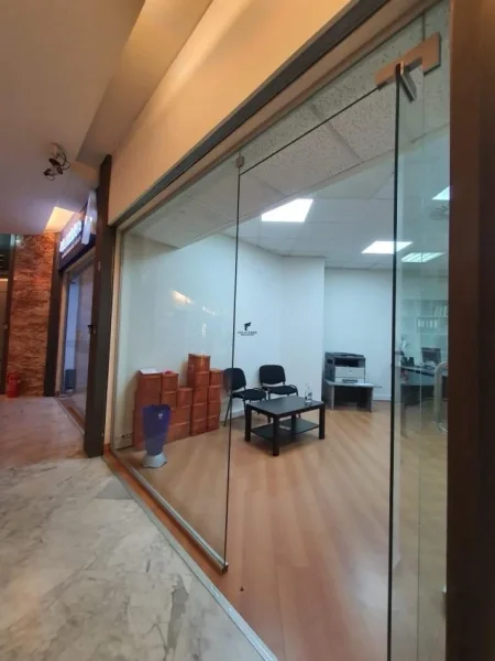 Tirane, shitet dyqan Kati 0, 45 m² 185.000 € (TOPTANI)