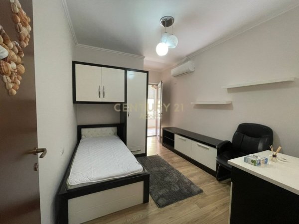 Tirane, jepet me qera apartament 2+1+Ballkon Kati 3, 110 m² 650 € (ADORE113037)