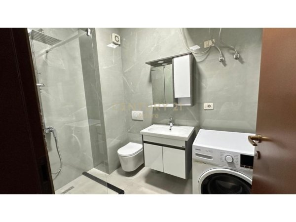 Tirane, jepet me qera apartament 2+1+Ballkon Kati 3, 110 m² 650 € (ADORE113037)