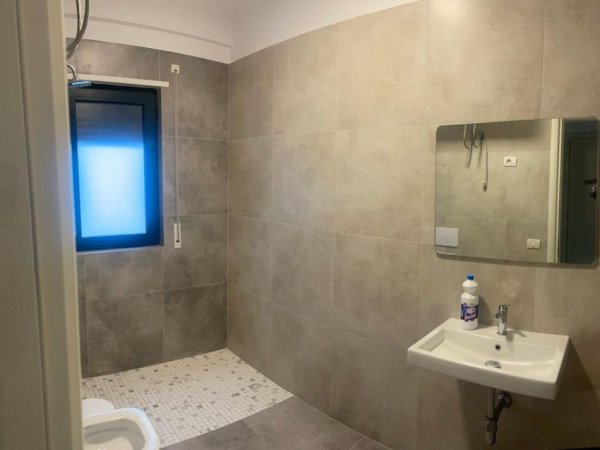 Tirane, jepet me qera apartament 2+1+Ballkon Kati 6, 100 m² 550 € (bond113602)