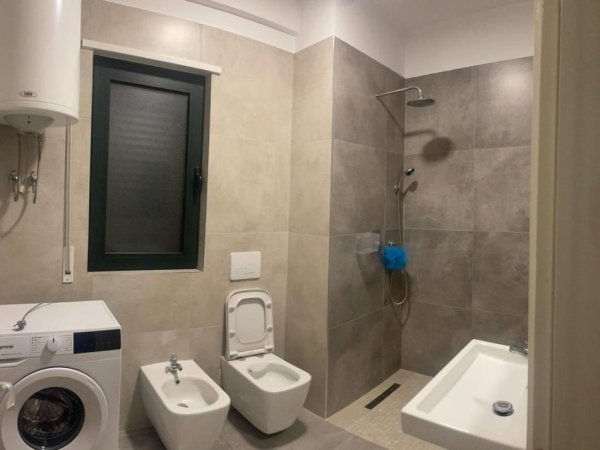 Tirane, jepet me qera apartament 2+1+Ballkon Kati 6, 100 m² 550 € (bond113602)
